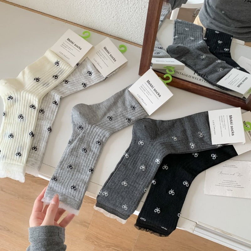 Ribbed Embroidered Bow Socks