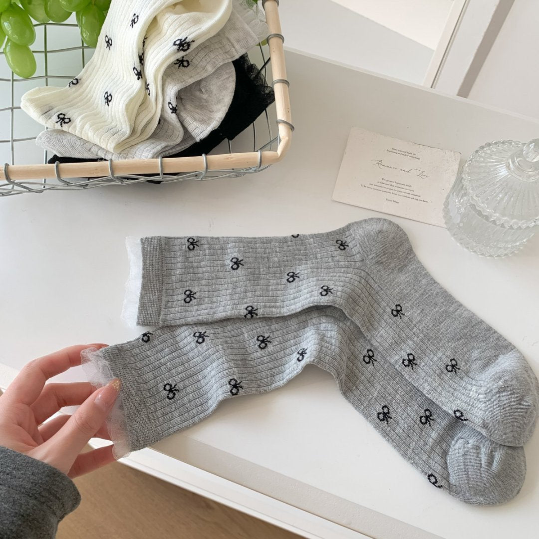 Ribbed Embroidered Bow Socks