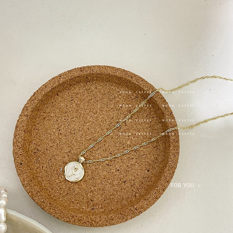 Roses Plate Pearl Necklace