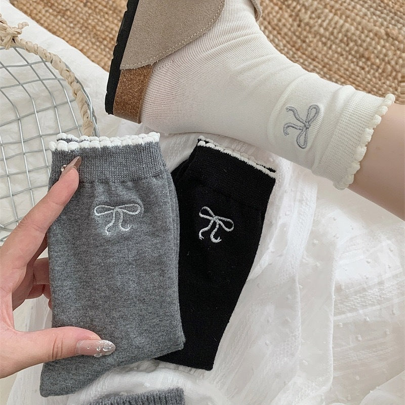 Scalloped Embroidered Bow Socks
