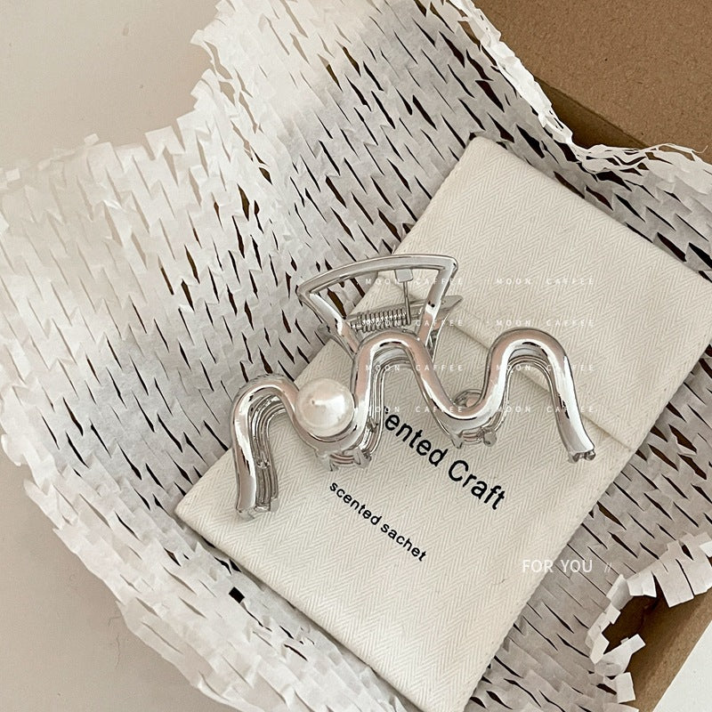Pearl Wavy Claw Clip